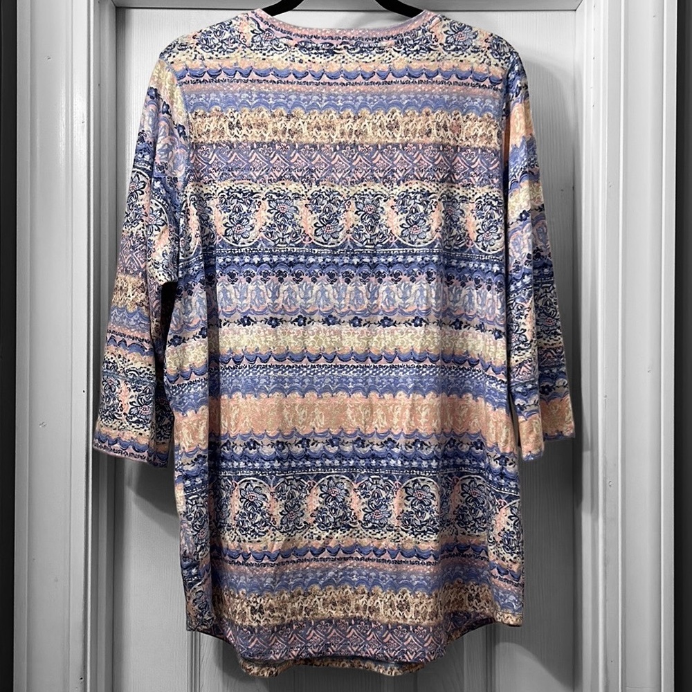 New! Relativity Basic Henley Style Vintage Pastel Print Blouse - Picture 2 of 4
